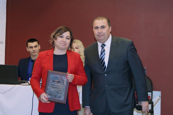 Роза Фаттахова, директор ООО «БашАгроВита» - официальный дистрибьютор компании Сингента в РБ и Фанур Валитов Роза Фаттахова, директор ООО «БашАгроВита» - официальный дистрибьютор компании Сингента в РБ и Фанур Валитов